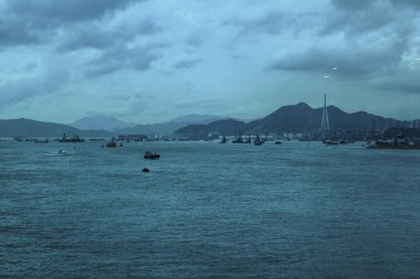 Bulutlu bir günde Victoria Limanı, Hong Kong manzarası. Seyahat sahnesi ve şehir manzarası.