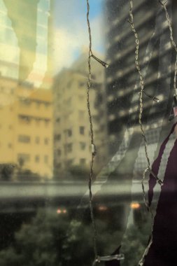 Pencerenin dışındaki bulanık gökdelenlerle aydınlatma dekorasyonunu kapat..