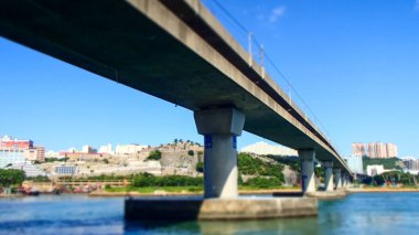 Mavi gökyüzünün altındaki Tsing Yi Güvertesi, Hong Kong manzarası. Seyahat sahnesi, şehir manzarası ve deniz manzarası.