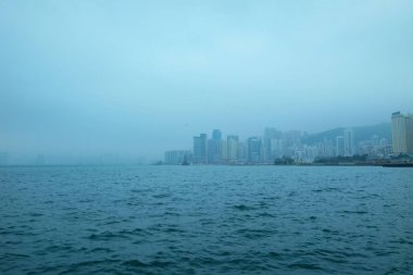 Bulutlu bir günde Victoria Limanı, Hong Kong manzarası. Seyahat sahnesi ve şehir manzarası.