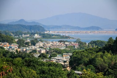 Tai Po, Yeni Bölgeler 'deki Hong Kong kırsal köyünün yüksek açılı görüntüsü. Hong Kong 'daki şehir manzarası. Seyahat ve kırsal kesim. 