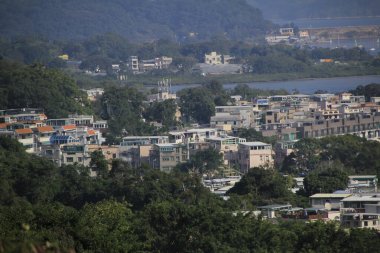 Tai Po, Yeni Bölgeler 'deki Hong Kong kırsal köyünün yüksek açılı görüntüsü. Hong Kong 'daki şehir manzarası. Seyahat ve kırsal kesim. 