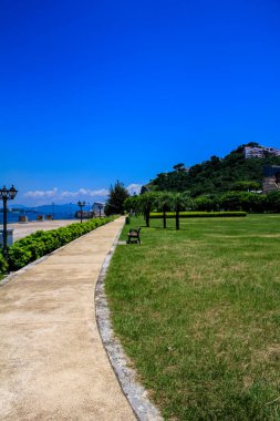 Güneşli bir günde sakin deniz manzaralı Hong Kong kırsal manzarası. Seyahat ve doğa sahnesi.