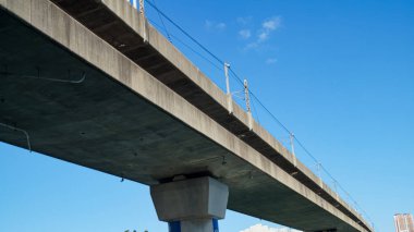 Mavi gökyüzünün altında, Hong Kong, Tsing Yi 'deki köprüye yakın çekim. Şehir manzarası.