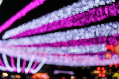 Hong Kong 'da sonbahar ortası festivali için havada asılı duran ışıklandırmanın bokeh etkisi. Çin gelenekleri festivali. Festival konsepti.