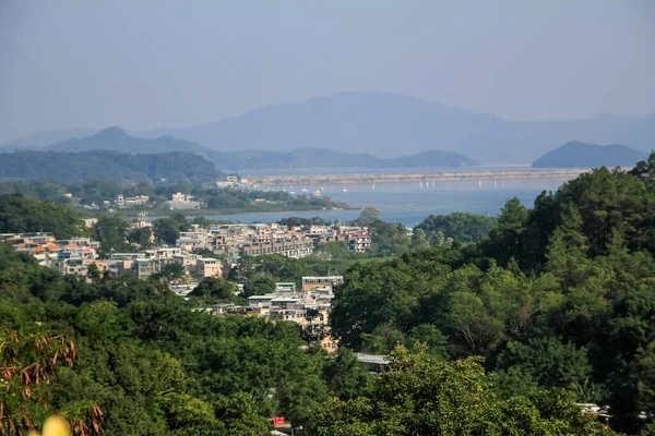 Tai Po, Yeni Bölgeler 'deki Hong Kong kırsal köyünün yüksek açılı görüntüsü. Hong Kong 'daki şehir manzarası. Seyahat ve kırsal kesim. 