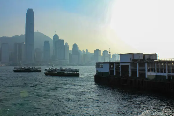 Tsim Sha Tsui 'de Star Ferry ile Hong Kong Victoria Habour manzarası. Seyahat sahnesi ve şehir manzarası.