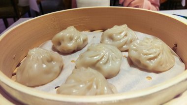 Xiao Long Bao 'ya yakın çekim mi yoksa bambu buharlı çorba köftesi mi? Geleneksel Çin mutfağı. Yiyecek konsepti.