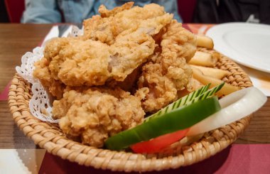 Kızarmış tavuğun yakın çekimi. Batı mutfağı. Yiyecek konsepti.