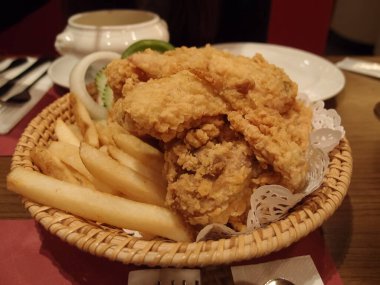 Kızarmış tavuğun yakın çekimi. Batı mutfağı. Yiyecek konsepti.