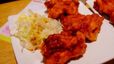 Kızarmış tavuğun yakın çekimi. Batı mutfağı. Yiyecek konsepti.