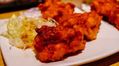 Kızarmış tavuğun yakın çekimi. Batı mutfağı. Yiyecek konsepti.