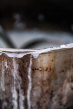 Fazla pişmiş Çin lapası ve paslı tencerenin yakın çekimi. Temel Çin lapası, Çin pilav lapası. Çin mutfağı. Yiyecek konsepti.