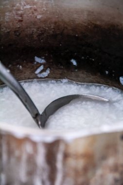 Fazla pişmiş Çin lapası ve paslı tencerenin yakın çekimi. Temel Çin lapası, Çin pilav lapası. Çin mutfağı. Yiyecek konsepti.