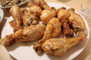 Tabaktaki tavuk butlarını yakın plan çek. Gıda Konsepti.