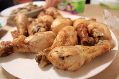 Tabaktaki tavuk butlarını yakın plan çek. Gıda Konsepti.