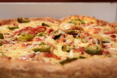 Pizzaya yakın çekim. Tam teşekküllü pizza. yiyecek konsepti.