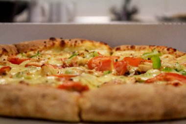 Pizzaya yakın çekim. Tam teşekküllü pizza. yiyecek konsepti.