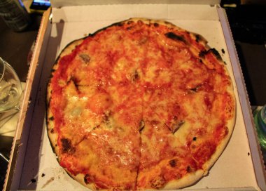 Pizzaya yakın çekim. Tam teşekküllü pizza. yiyecek konsepti.