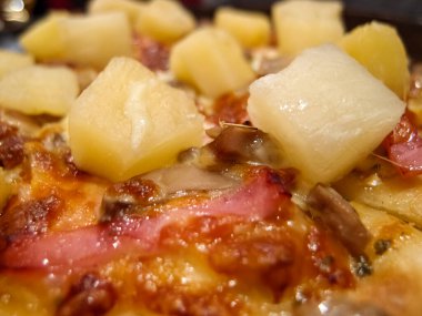 Pizzaya yakın çekim. Tam teşekküllü pizza. yiyecek konsepti.