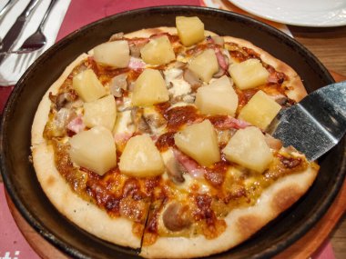 Pizzaya yakın çekim. Tam teşekküllü pizza. yiyecek konsepti.