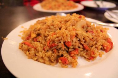 Tabakta Çin pilavı var. Çin yemeği. Yiyecek konsepti.