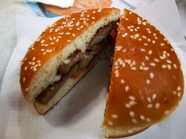 Hamburgerin yakın plan çekimi. Yiyecek konsepti.