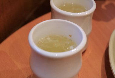 Çin beyaz çay fincanının yakın planında Çin çayı var. Yiyecek ve içecek konsepti.