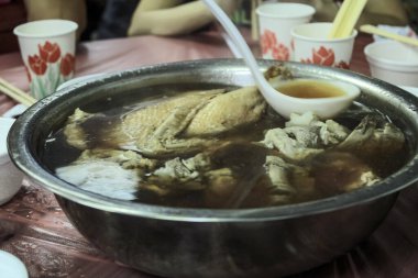 Masada tavuk çorbası var. Yemek sahnesi. Yiyecek konsepti.