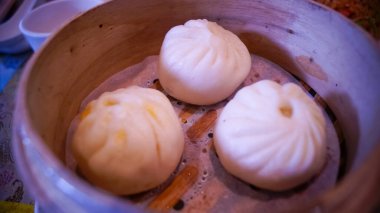 Buharda karidesli böreğin yakın çekimi. Çin geleneksel Dim Sum. Çin yemek kültürleri. Geleneksel Çin yemekleri. Yiyecek konsepti.