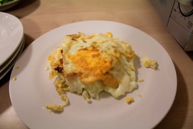 Kızarmış yumurtaları beyaz tabakta yakın plan çek. Ev yapımı. Yiyecek konsepti.