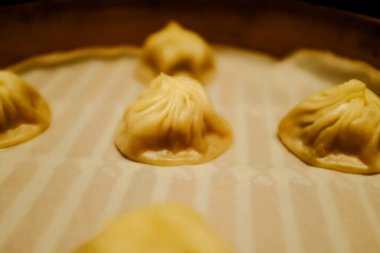 Xiao Long Bao 'ya yakın çekim mi yoksa bambu buharlı çorba köftesi mi? Geleneksel Çin mutfağı. Yiyecek konsepti.