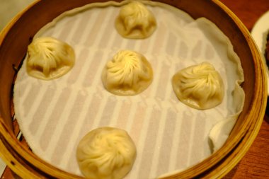 Xiao Long Bao 'ya yakın çekim mi yoksa bambu buharlı çorba köftesi mi? Geleneksel Çin mutfağı. Yiyecek konsepti.
