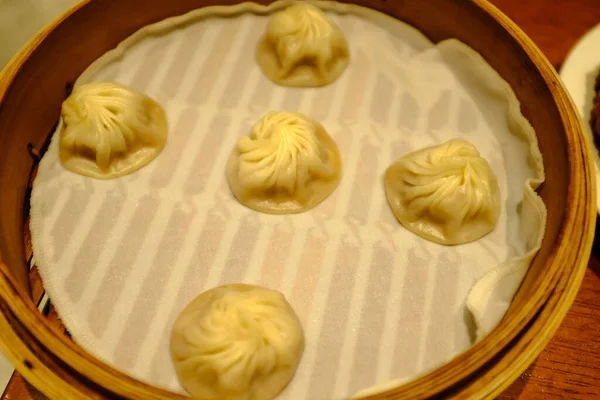 Xiao Long Bao 'ya yakın çekim mi yoksa bambu buharlı çorba köftesi mi? Geleneksel Çin mutfağı. Yiyecek konsepti.
