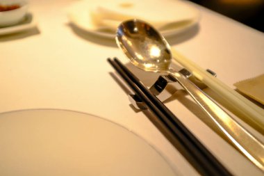 Çin çin çatal bıçaklarının yakın çekimi, Çin çaça kültürlerinin kurulduğu yer. Yiyecek ve içecek konsepti