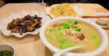 Çin mutfağı, Çin Ailesi 'nin yemek sahnesi. Günlük ve sıradan Çin tarzı yemekler. Yiyecek konsepti.