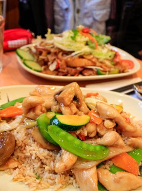 Çin mutfağı, Çin Ailesi 'nin yemek sahnesi. Günlük ve sıradan Çin tarzı yemekler. Yiyecek konsepti.