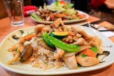 Çin mutfağı, Çin Ailesi 'nin yemek sahnesi. Günlük ve sıradan Çin tarzı yemekler. Yiyecek konsepti.