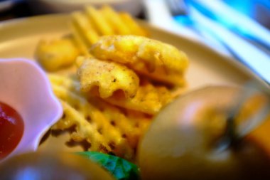 Patates kızartmasının yakın plan çekimi. Fast food konsepti.
