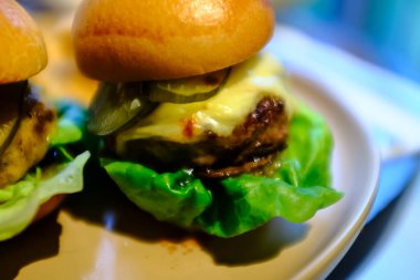 Mini burgerlere yakın çekim. Amerikan tarzı ve Amerikan yemeği..