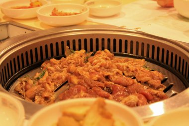 Yan yemeklerle Kore barbekü sahnesi. Bulgogi. Kore yemek kültürleri.