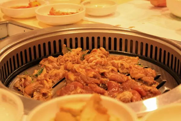 Yan yemeklerle Kore barbekü sahnesi. Bulgogi. Kore yemek kültürleri.