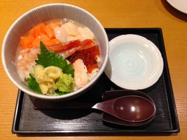 Çeşitli dilimlenmiş sashimi ve pilav, bir yemek seti. Japon yemek ve kültürleri.