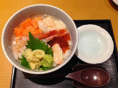 Çeşitli dilimlenmiş sashimi ve pilav, bir yemek seti. Japon yemek ve kültürleri.
