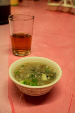 Gece pazarında Çin usulü çorba. Çin yemeği ve kültürleri..