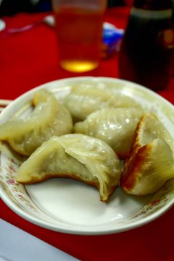 Kızarmış hamur köftelerini yakın plan çek. Çin geleneksel yemek ve kültürleri.