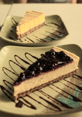 Tatlıya yakın çekim, peynirli kek. Tatlı yemek..