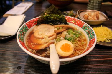 Japon mutfağı, et ve yumurtalı ramen, Japon eriştesi. Yiyecek konsepti.