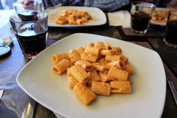 İtalyan mutfağı, makarna, carbonara. Yiyecek konsepti.