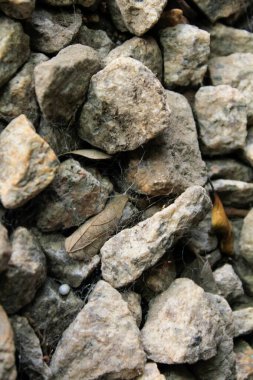 Eski demiryolundaki kayaların aşırı yakın görüntüsü. Demiryolundaki kayaların farklı şekilleri. Kayalarla dolu. Kaya / taş arkaplan.